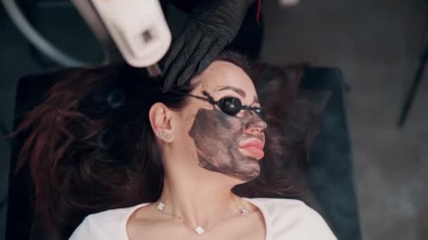Procedimiento Limpieza Facial Con Pelado Carbono Salón Spa Vista Superior — Vídeos de Stock