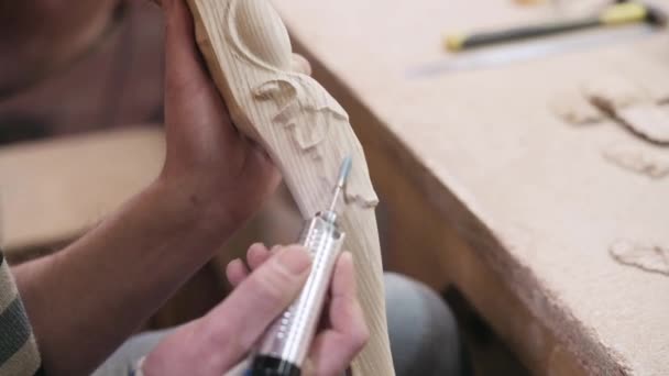 Ręcznie Rzeźbione Drewno Stolarz Ręcznie Rzeźbi Ozdobę Kawałku Drewna Zbliżenie — Wideo stockowe