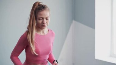 Basamak platformunda egzersiz yapan genç bir kadın. Spor salonunda kadın bacaklarının aktif eğitimi.. 
