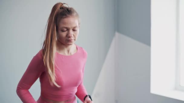 Ung Kvinna Gör Övningar Steppplattform Aktiv Träning Kvinnliga Ben Gymmet — Stockvideo