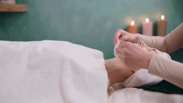 Kosmetologis Menyeka Wajah Wanita Menggunakan Bantalan Kapas Salon Spa — Stok Video