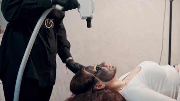 Prosedur Pembersihan Wajah Dengan Karbon Laser Mengupas Salon Spa Seorang — Stok Video