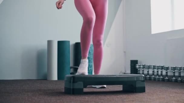 Kvinna Gör Övningar Stegplattform Aktiv Träning Kvinnliga Ben Gymmet Närbild — Stockvideo