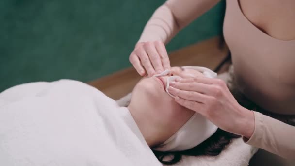 Kosmetologis Menyeka Wajah Wanita Menggunakan Bantalan Kapas Salon Spa — Stok Video