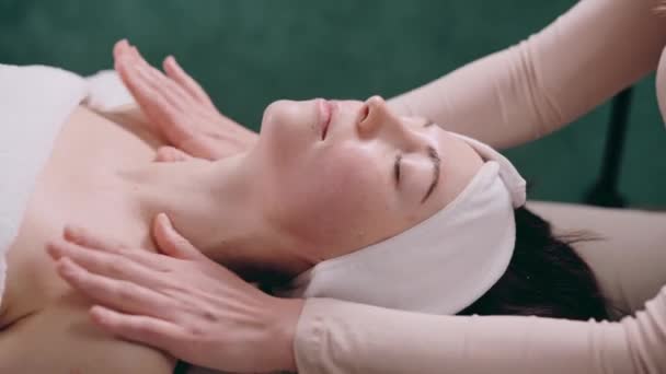 Vackerskan Masserar Ansiktet Ung Kvinna Ligger Rygg Och Får Ansiktslyftning — Stockvideo