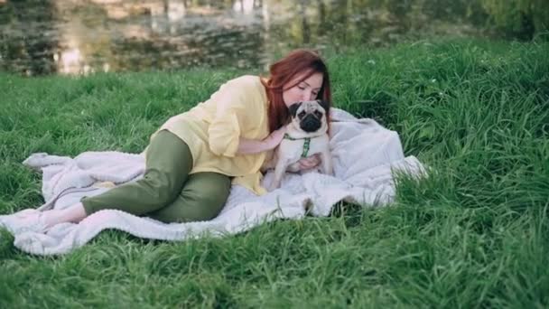 Szczęśliwa Kobieta Relaksuje Się Parku Swoim Ukochanym Psem Śmieszny Mops — Wideo stockowe
