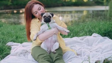 Mutlu kadın sevgili köpeğiyle parkta dinleniyor. Komik köpek kameraya bakıyor.. 