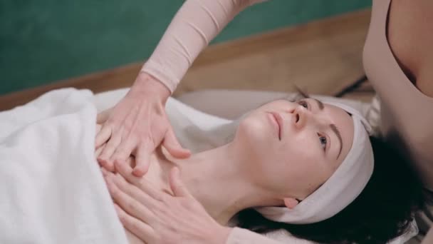 Косметолог Делает Массаж Шеи Молодая Женщина Лежит Спине Получает Подтяжку — стоковое видео