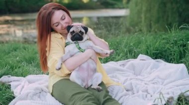 Mutlu kadın sevgili köpeğiyle parkta dinleniyor. Komik köpek kameraya bakıyor.. 