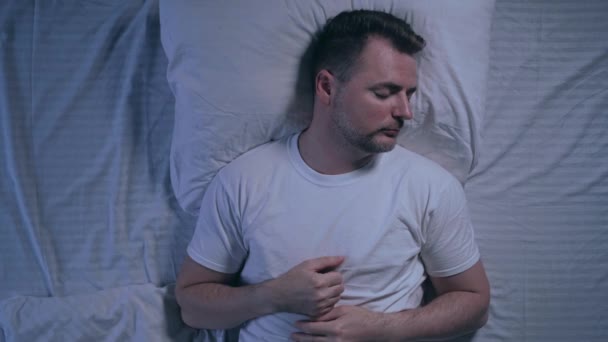 Muž Náhle Probudí Strašného Snu Doma Posteli Noci Zvětšit Efekt — Stock video