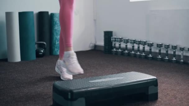 Žena Která Cvičí Stupních Aktivní Trénink Ženských Nohou Tělocvičně Zblízka — Stock video