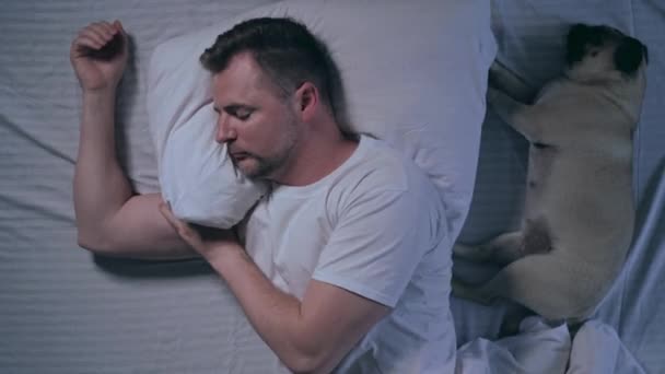 Ein Mann Wacht Nachts Bett Auf Weil Die Polizei Blinkt — Stockvideo