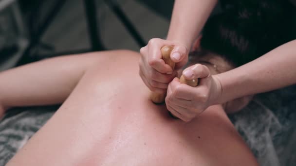 Jeune Femme Ayant Des Bâtons Bambou Massage Pour Dos Dans — Video