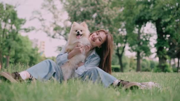 Junge Frau Mit Ihrem Süßen Hund Park Pommersche Spitzmäuse Sitzen — Stockvideo