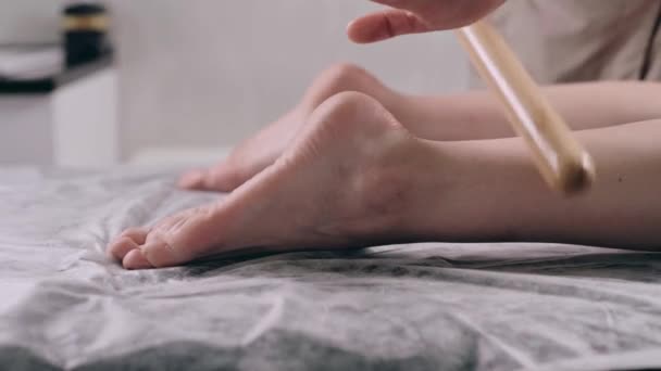 Jeune Femme Ayant Des Bâtons Bambou Massage Pour Les Jambes — Video