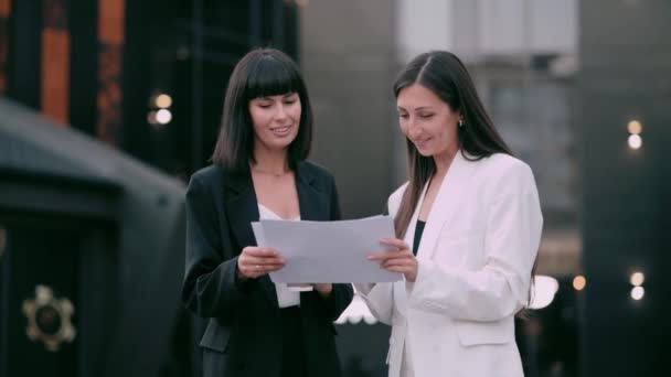 Setkání Dvou Obchodních Žen Dvě Mladé Ženy Oblecích Diskutují Projektu — Stock video