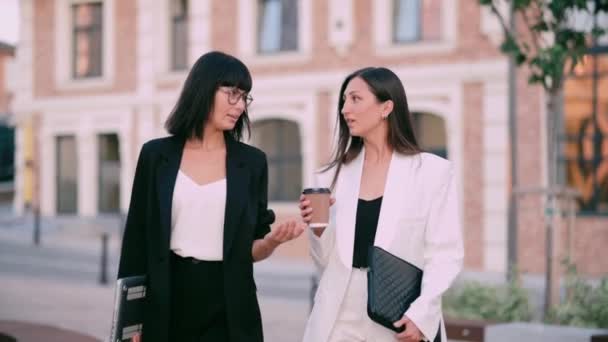Dvě Mladé Ženy Oblecích Mluví Chodí Ulici — Stock video