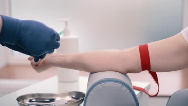 Лікар Лабораторії Приймає Аналіз Крові Молода Жінка Дарує Кров Вени — стокове відео