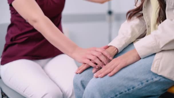 Lekarka Trzymająca Pacjentów Rękę Pielęgniarka Zapewnia Moralne Wsparcie Młodej Kobiecie — Wideo stockowe