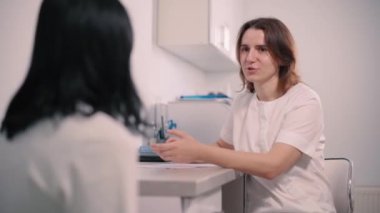 Doktor klinikteki bir hastaya danışıyor. Jinekolog randevusuna gelen bir kadın..