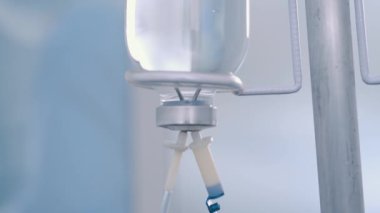 Salin sıvı torbadan ya da serum torbasından düşen damlaları kapat.