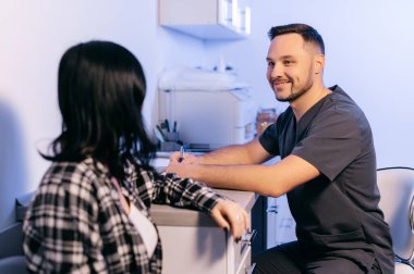 Doktor klinikteki bir hastaya danışıyor. Terapist randevusunda bir kadın..