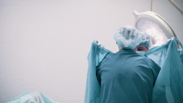 Chirurgo Sta Preparando All Operazione Infermiera Aiuta Medico Indossare Una — Video Stock