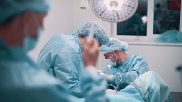 Dokter Melakukan Operasi Ginekologi Menggunakan Peralatan Khusus Dokter Bedah Menonton — Stok Video