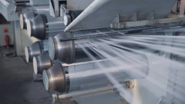 Polipropilen poşet üretiminde düz slot extruder operasyonu. Kesilen ipliklerin yakın plan görüntüsü.