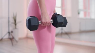 Kız kaldırma yapıyor. Genç, narin kadın spor salonunda antrenman yapıyor..