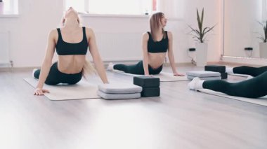 Spor salonunda genç bayanların grup çalışması. Dişiler yoga egzersizleri yapıyor..
