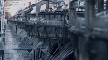 Polipropilen torbaları üretiminde düz slot ekstrakarının çalışması.