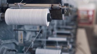 Polipropilen torbaları üretiminde düz slot ekstrakarının çalışması.