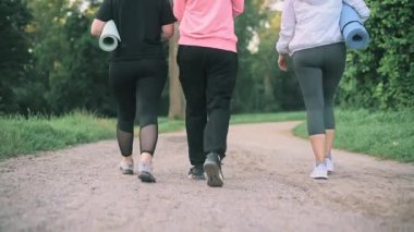 Üç orta yaşlı kadın spor yapmak için parka gider. Dikiz aynası. Bacaklarını kapat..