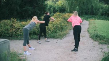 Parkta spor yapan üç orta yaşlı kız arkadaş.. 