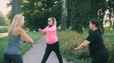 Parkta spor yapan üç orta yaşlı kız arkadaş.. 