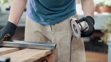 Kaynaklanmış eklemlerin öğütülmesi. Bir adam, metal bir ürünü, bir açı öğütücüyle işliyor. Yakın plan..