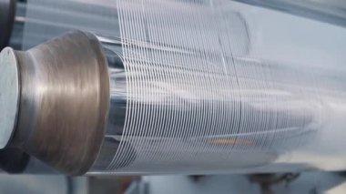 Polipropilen poşet üretiminde düz slot extruder operasyonu. Kesilen ipliklerin yakın plan görüntüsü.