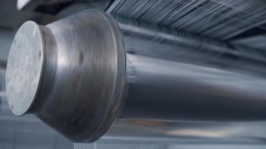 Polipropilen poşet üretiminde düz slot extruder operasyonu. Kesilen ipliklerin yakın plan görüntüsü.