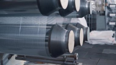 Polipropilen torbaları üretiminde düz slot ekstrakarının çalışması.