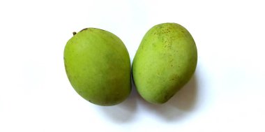 Beyaz arka planda yeşil deri renginde taze mango meyvesi. Tropik meyve, taze görünüyor, üstten mi düz mü?. 