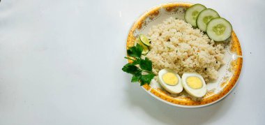 Fotokopi alanı olan bir tabakta yumurta ve sebzeli kızarmış pirinç veya nasi goreng. Endonezya yemekleri.