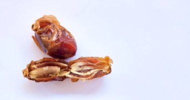 Beyaz arka planda izole edilmiş lezzetli kuru tarihler. Kurma, buah kurma, Arap yemeği. Boşluk, negatif boşluk, metin için boşluk kopyala. 