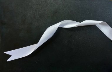 Siyah arkaplanda beyaz kurdele dekorasyonu 