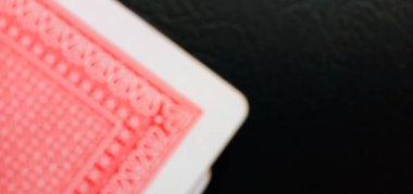 Siyah renkli pembe desenli pembe desenli bulanık arkaplan, metin için sağ taraftaki boşluğu kopyala.