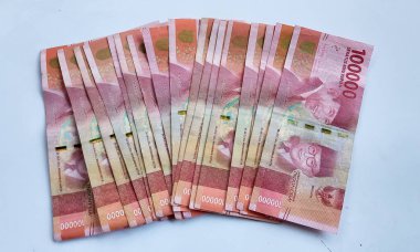 Para Endonezya Rupiah Banknotları, yüz bin rupi, Endonezya parası, beyaz arka planda izole edilmiş.