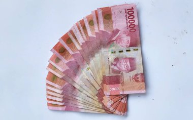 Para Endonezya Rupiah Banknotları, yüz bin rupi, Endonezya parası, beyaz arka planda izole edilmiş.