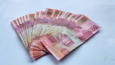 Para Endonezya Rupiah Banknotları, yüz bin rupi, Endonezya parası, beyaz arka planda izole edilmiş.