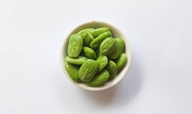 Raw of petai or pete (Parkia speciosa). Usually eaten raw and cooked, popular with name stink bean or bitter bean. Pete plants grow a lot in Indonesia. Indonesia use petai for fresh vegetable, dishes.