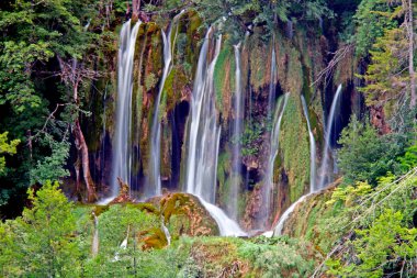 Huai Luang Şelalesi Tayland 'ın en büyük şelalelerinden biridir. Kamboçya sınırına yakın Ubon Ratchathani eyaletinin güneyinde yer almaktadır.
